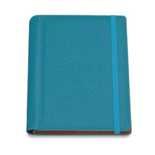 Încarcă imaginea în vizualizatorul Galerie, Agenda de lux 2026, datata zilnic, Borneo Turcoaz cu elastic , 17 x 24 cm