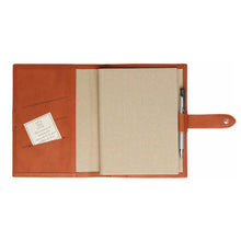 Încarcă imaginea în vizualizatorul Galerie, Agenda din piele 2026, datata zilnic, Giglio Salmone, 15 x 21 cm