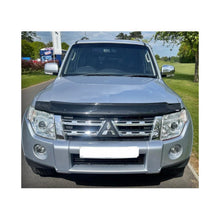 Încarcă imaginea în vizualizatorul Galerie, Deflector capota Mitsubishi Pajero IV V80 V90 2007-2019 K601
