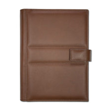 Încarcă imaginea în vizualizatorul Galerie, Agenda din piele 2026, datata zilnic, Opera Marrone, 17 x 24 cm