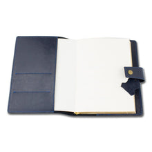 Încarcă imaginea în vizualizatorul Galerie, Agenda din piele 2026, datata zilnic, Mira Blu, 17 x 24 cm
