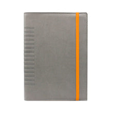 Încarcă imaginea în vizualizatorul Galerie, Agenda de lux 2026, datata zilnic, Cometa Gri cu elastic orange, 15 x 21 cm
