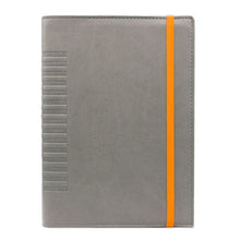 Încarcă imaginea în vizualizatorul Galerie, Agenda de lux 2026, datata zilnic, Cometa Gri cu elastic orange, 17 x 24 cm
